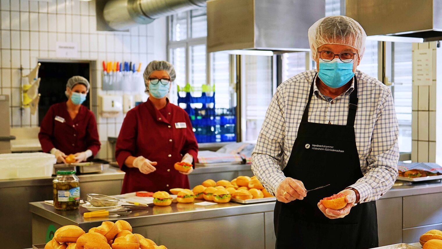 Voller Einsatz für die Auszubildenden in der Überbetrieblichen Lehrlingsunterweisung. Mensa bleibt zu, die BBZ-Mitarbeiterinnen Susanne Bartels und Christine Nickel packen zusammen mit Präsident Delfino Roman Lunchpakete. 