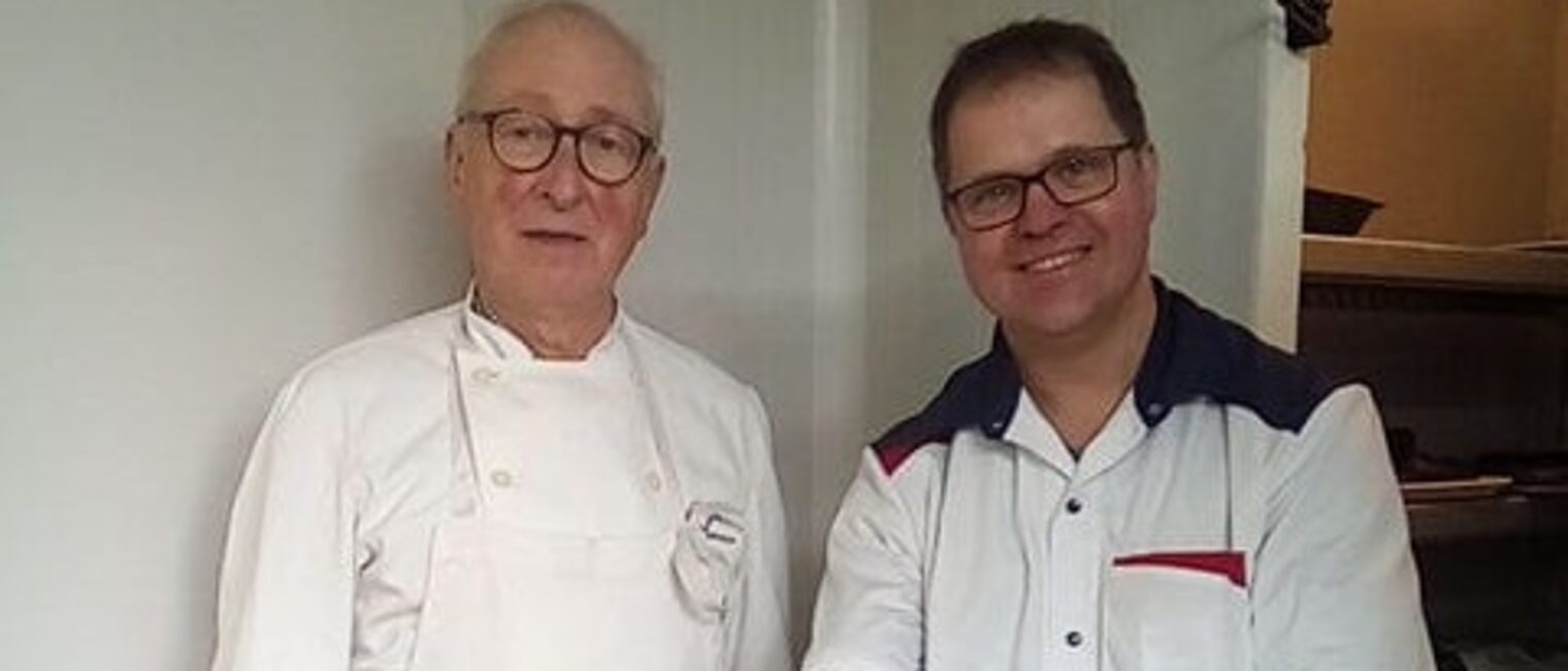 Deutsch-französisches Handwerk: Fleischermeister Daniel Otte (re.) zusammen mit Jean-Claude Hameau bei der Produktion der Boudin Noir, die traditionelle französische Blutwurst. Deutsch-französisches Handwerk: Fleischermeister Daniel Otte (re.) zusammen mit Jean-Claude Hameau bei der Produktion der Boudin Noir, die traditionelle französische Blutwurst.