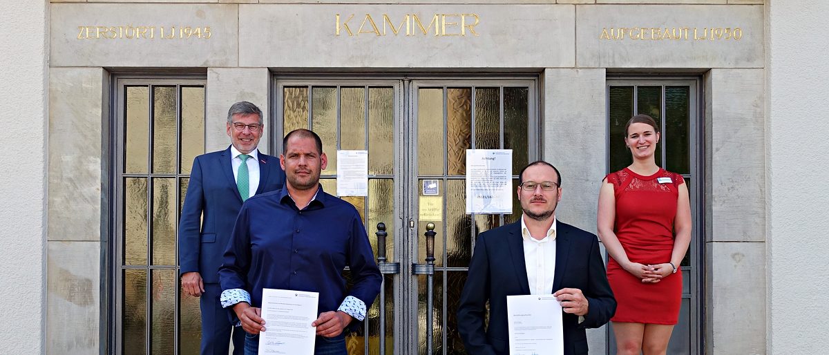 Vereidigt und bestellt: Die neuen Sachverständigen Safdar Chaudry (vorne links) und Heiko Brüger (vorne rechts) gemeinsam mit Präsident Delfino Roman und Jennifer Borchers. Vereidigt und bestellt: Die neuen Sachverständigen Safdar Chaudry (vorne links) und Heiko Brüger (vorne rechts) gemeinsam mit Präsident Delfino Roman und Jennifer Borchers.