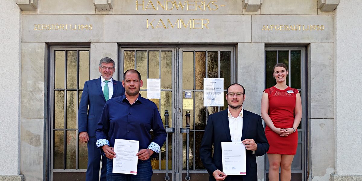 Vereidigt und bestellt: Die neuen Sachverständigen Safdar Chaudry (vorne links) und Heiko Brüger (vorne rechts) gemeinsam mit Präsident Delfino Roman und Jennifer Borchers. Vereidigt und bestellt: Die neuen Sachverständigen Safdar Chaudry (vorne links) und Heiko Brüger (vorne rechts) gemeinsam mit Präsident Delfino Roman und Jennifer Borchers.