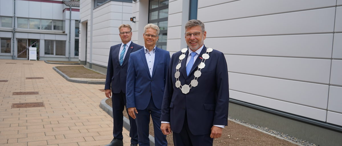 Wiedergewählt: Präsident Delfino Roman (re.), Arbeitsgebervizepräsident Thorsten Ußkurat (Mitte), Arbeitnehmervizepräsident Hartmut Kahmann (links) Wiedergewählt: Präsident Delfino Roman (re.), Arbeitsgebervizepräsident Thorsten Ußkurat (Mitte), Arbeitnehmervizepräsident Hartmut Kahmann (links)