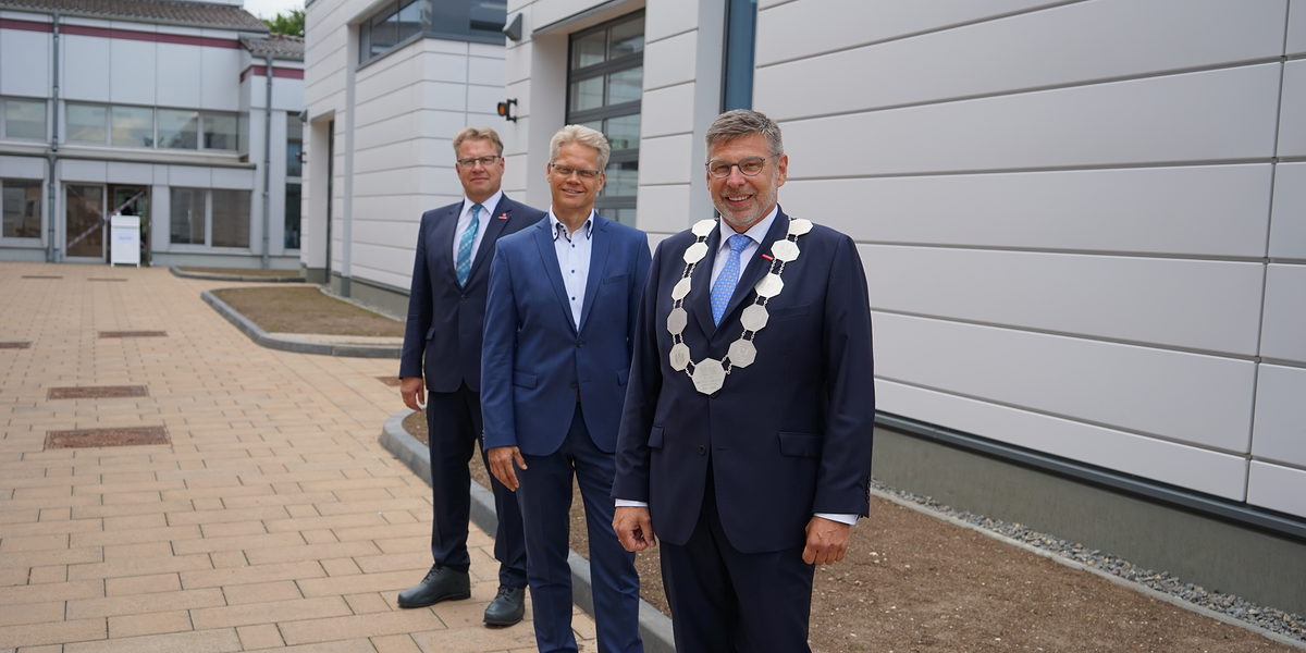 Wiedergewählt: Präsident Delfino Roman (re.), Arbeitsgebervizepräsident Thorsten Ußkurat (Mitte), Arbeitnehmervizepräsident Hartmut Kahmann (links) Wiedergewählt: Präsident Delfino Roman (re.), Arbeitsgebervizepräsident Thorsten Ußkurat (Mitte), Arbeitnehmervizepräsident Hartmut Kahmann (links)