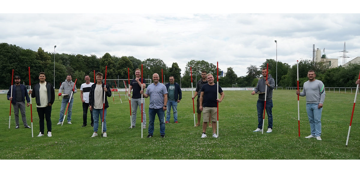 Damit der coronabedingte Abstand bei den wichtigen prüfungsvorbereitenden Übungen zum Vermessen eingehalten werden konnte, nutzte die Meisterklasse mit Lehrwerkmeister Marcus Hüls (li.) zeitweise kostenfrei den Sportplatz des SC Drispenstedt von 1911, der sich in direkter Nachbarschaft zum BBZ befindet. Auch hierfür ein herzliches Dankeschön! Damit der coronabedingte Abstand bei den wichtigen prüfungsvorbereitenden Übungen zum Vermessen eingehalten werden konnte, nutzte die Meisterklasse mit Lehrwerkmeister Marcus Hüls (li.) zeitweise kostenfrei den Sportplatz des SC Drispenstedt von 1911, der sich in direkter Nachbarschaft zum BBZ befindet. Auch hierfür ein herzliches Dankeschön!