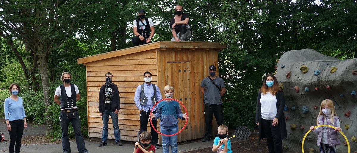 In der Pause darf noch nicht gespielt werden: Die Schüler der Grundschule Herberhausen proben aber schon einmal für das Foto den echten Einsatz der Spielgeräte. BBZ-Lehrwerkmeister Ulrich Hoinkhaus (2. v. li.) hat mit seinen Fachpraktikern im Zimmererhandwerk das Holzhäuschen für Kleinspielgeräte an Schulleiterin Karin Limbach (li.). und Stefanie Bleyer (2. v. re.), Vorstand des Fördervereins, für die Zeit nach Corona offiziell übergeben. In der Pause darf noch nicht gespielt werden: Die Schüler der Grundschule Herberhausen proben aber schon einmal für das Foto den echten Einsatz der Spielgeräte. BBZ-Lehrwerkmeister Ulrich Hoinkhaus (2. v. li.) hat mit seinen Fachpraktikern im Zimmererhandwerk das Holzhäuschen für Kleinspielgeräte an Schulleiterin Karin Limbach (li.). und Stefanie Bleyer (2. v. re.), Vorstand des Fördervereins, für die Zeit nach Corona offiziell übergeben.