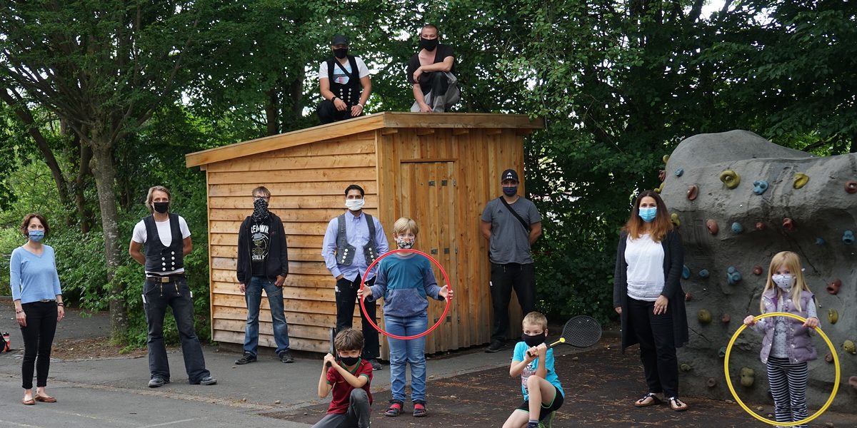 In der Pause darf noch nicht gespielt werden: Die Schüler der Grundschule Herberhausen proben aber schon einmal für das Foto den echten Einsatz der Spielgeräte. BBZ-Lehrwerkmeister Ulrich Hoinkhaus (2. v. li.) hat mit seinen Fachpraktikern im Zimmererhandwerk das Holzhäuschen für Kleinspielgeräte an Schulleiterin Karin Limbach (li.). und Stefanie Bleyer (2. v. re.), Vorstand des Fördervereins, für die Zeit nach Corona offiziell übergeben. In der Pause darf noch nicht gespielt werden: Die Schüler der Grundschule Herberhausen proben aber schon einmal für das Foto den echten Einsatz der Spielgeräte. BBZ-Lehrwerkmeister Ulrich Hoinkhaus (2. v. li.) hat mit seinen Fachpraktikern im Zimmererhandwerk das Holzhäuschen für Kleinspielgeräte an Schulleiterin Karin Limbach (li.). und Stefanie Bleyer (2. v. re.), Vorstand des Fördervereins, für die Zeit nach Corona offiziell übergeben.