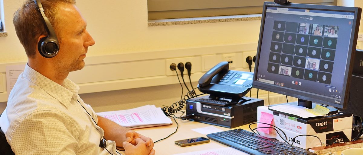 Jeweils fünf Handwerksbetriebe aus dem Landkreis Holzminden und der Region Osterode werden sich und die verschiedenen Ausbildungsberufe in Interviewform innerhalb von rund 8 Minuten vorstellen. Teilnehmende Schüler können zuhören, Fragen im Chat stellen und uns im Anschluss via Whatsapp schreiben, bei welchen Betrieben sie sich gern vorstellen möchten. Den Kontakt zu den Betrieben stellt die Handwerkskammer her. Die ersten zwei Durchläufe für den Landkreis Hildesheim mit Ausbildungsplatzmatcher Ole Trojak waren ein voller Erfolg. Jeweils fünf Handwerksbetriebe aus dem Landkreis Holzminden und der Region Osterode werden sich und die verschiedenen Ausbildungsberufe in Interviewform innerhalb von rund 8 Minuten vorstellen. Teilnehmende Schüler können zuhören, Fragen im Chat stellen und uns im Anschluss via Whatsapp schreiben, bei welchen Betrieben sie sich gern vorstellen möchten. Den Kontakt zu den Betrieben stellt die Handwerkskammer her. Die ersten zwei Durchläufe für den Landkreis Hildesheim mit Ausbildungsplatzmatcher Ole Trojak waren ein voller Erfolg.