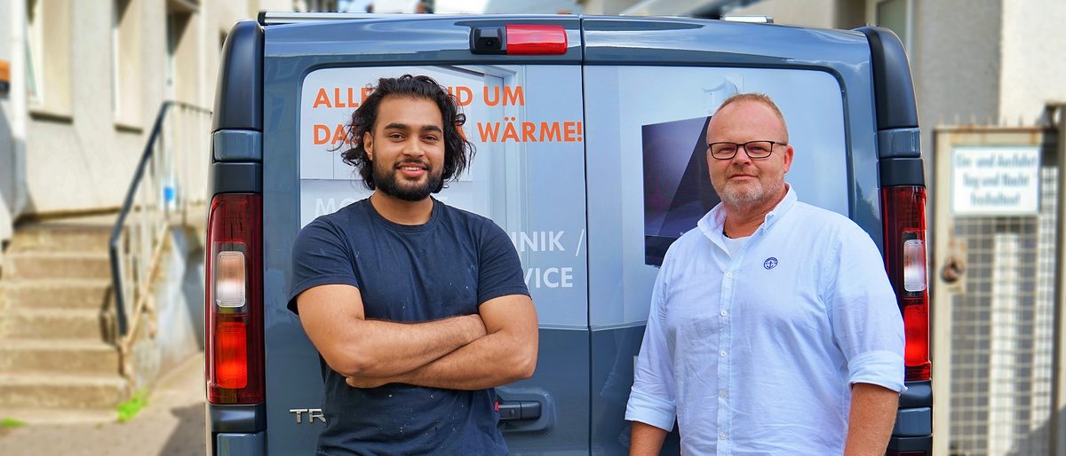 Farhad Azizi (li.) auf der Überholspur: Nach Geselle kommt Meister und Chef. Von Betriebsleiter Dirk Neumann erhält er dafür vollste Unterstützung. Farhad Azizi (li.) auf der Überholspur: Nach Geselle kommt Meister und Chef. Von Betriebsleiter Dirk Neumann erhält er dafür vollste Unterstützung.