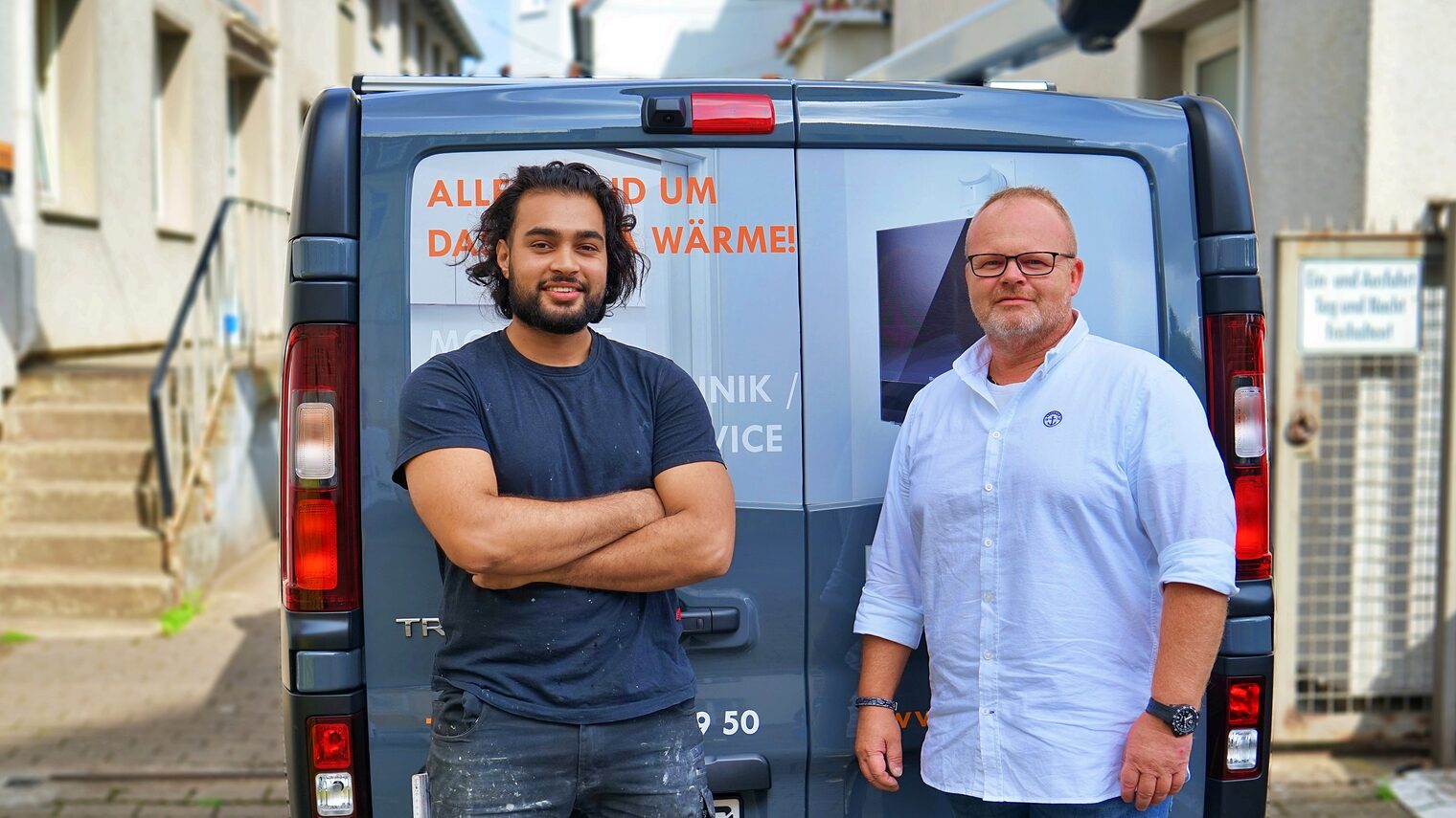 Farhad Azizi (li.) auf der Überholspur: Nach Geselle kommt Meister und Chef. Von Betriebsleiter Dirk Neumann erhält er dafür vollste Unterstützung. 