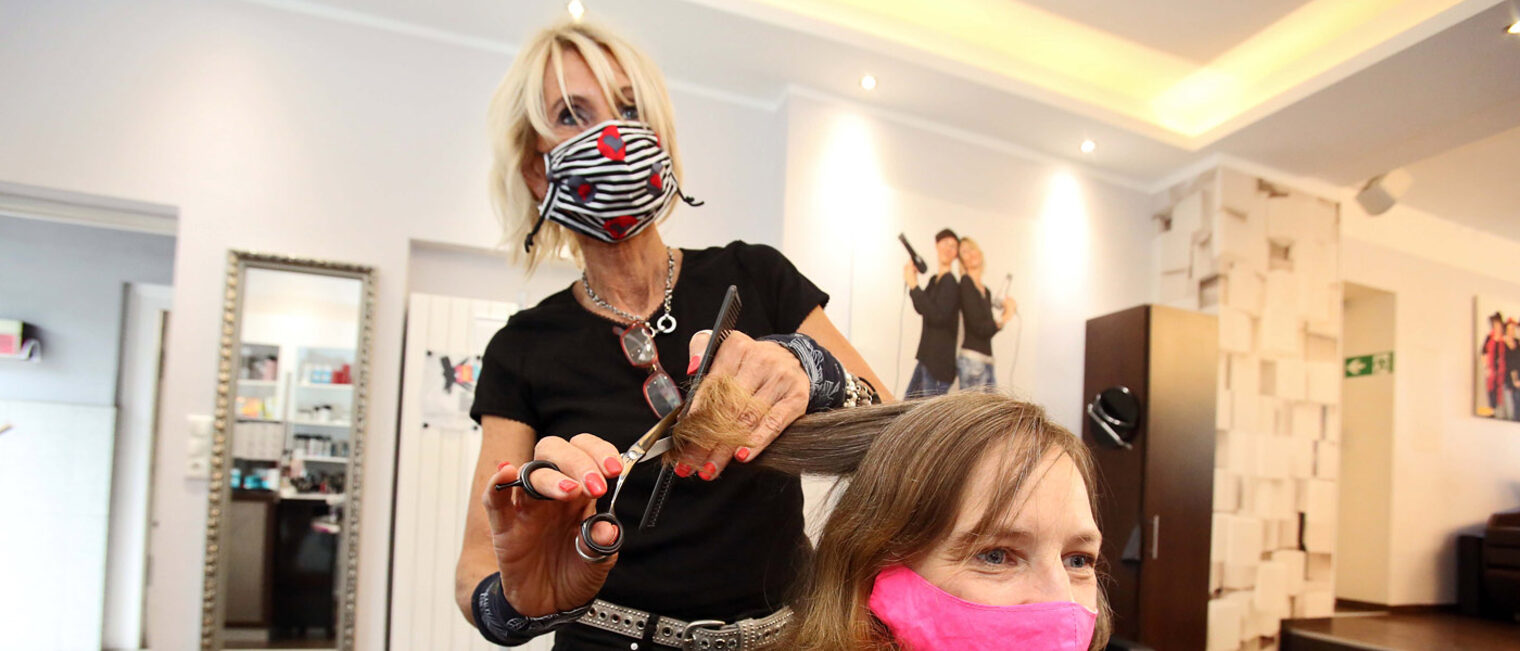Wird das die neue Hauptstadtfrisur? Petra Laska, stellvertretende Obermeisterin der Friseursinnung Hildesheim, im Gespräch mit Lene Wagner, Co-Leiterin der Bewerbung Hildesheims zur Kulturhauptstadt Europas 2025. Wird das die neue Hauptstadtfrisur? Petra Laska, stellvertretende Obermeisterin der Friseursinnung Hildesheim, im Gespräch mit Lene Wagner, Co-Leiterin der Bewerbung Hildesheims zur Kulturhauptstadt Europas 2025.