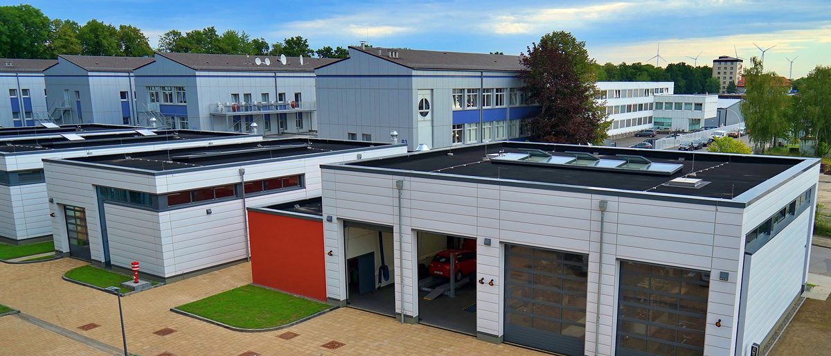 Voller Einsatz - trotz Verkürzung: Um die Menge an Auszubildenden in der dreitägigen ÜLU-Variante beschulen zu können, wird auch an Samstagen unterrichtet. Voller Einsatz - trotz Verkürzung: Um die Menge an Auszubildenden in der dreitägigen ÜLU-Variante beschulen zu können, wird auch an Samstagen unterrichtet.