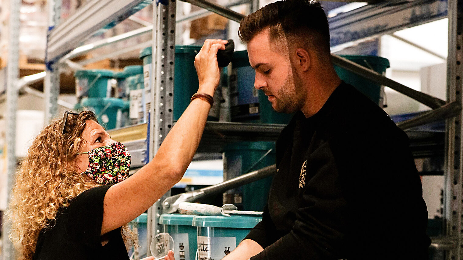 Jerome Schmidt in der Maske beim professionellen Fotoshooting für den Kalender von "Germany¿s Power People"