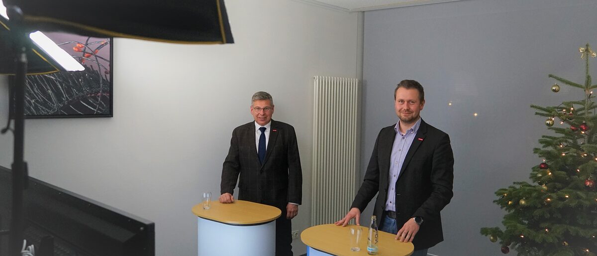 Digital und nah: Präsident Delfino Roman (li.) und Simon Kreipe, stellvertretender Hauptgeschäftsführer der Handwerkskammer, informierten die Mitglieder der Vollversammlung vorab in einer Online-Sprechstunde über die wichtigen Themen des Gremiums. Digital und nah: Präsident Delfino Roman (li.) und Simon Kreipe, stellvertretender Hauptgeschäftsführer der Handwerkskammer, informierten die Mitglieder der Vollversammlung vorab in einer Online-Sprechstunde über die wichtigen Themen des Gremiums.