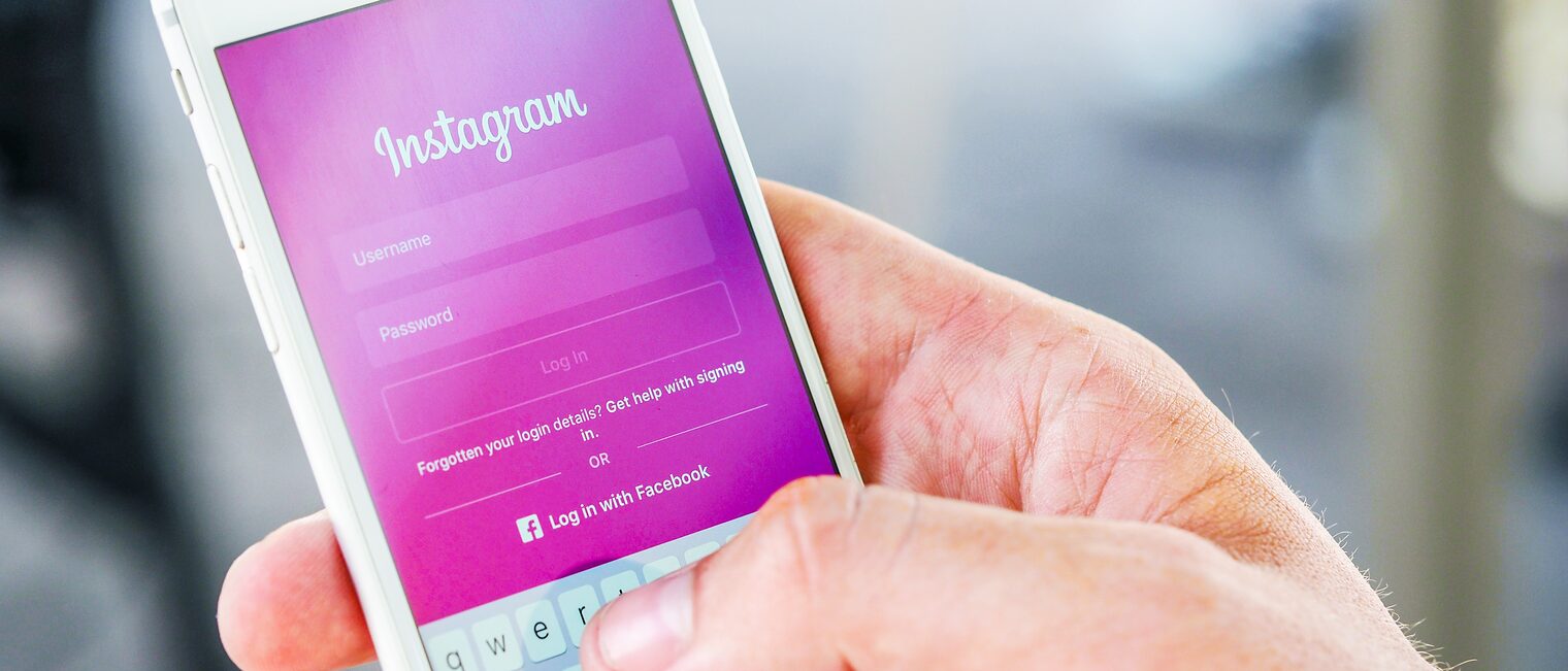 Instagram auf weißem Mobiltelefon