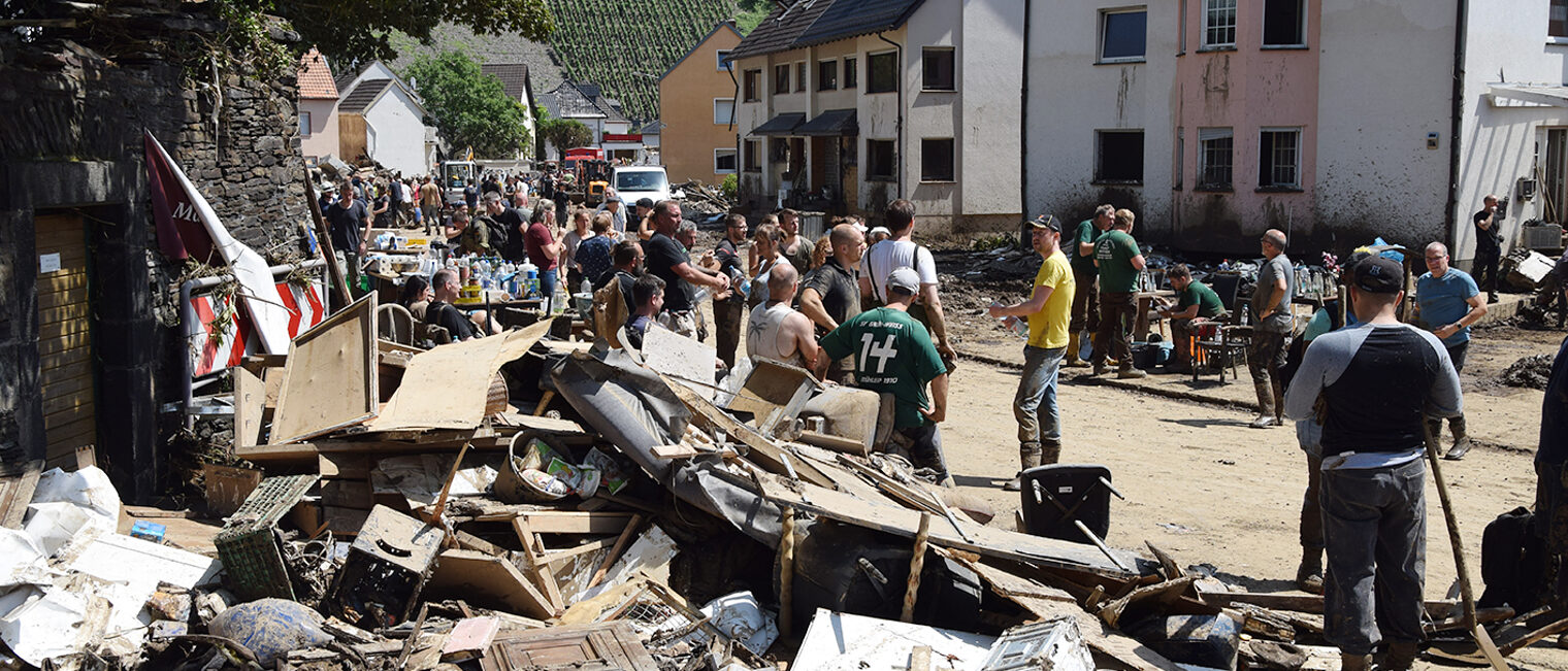 Beim Wiederaufbau nach der Hochwasserkatstrophe im Ahrtal spielt das Handwerk eine Schlüsselrolle. Die Hilfsbereitschaft ist enorm und wird ab sofort über die Internetplattform www.baut-mit-auf.de koordiniert.