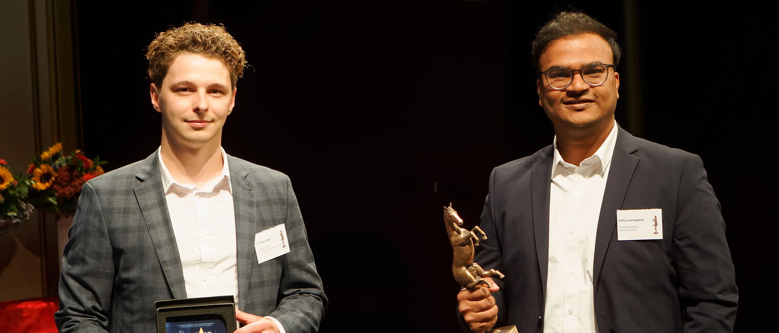 Tim Opitz (li.) und Mitarbeiter Aditya Sanagapati nehmen den Göttinger Innovationspreis 2021 entgegen