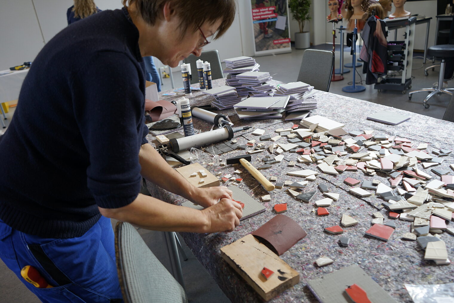 Hier wurden bunte Fliesen verlegt und geklebt.