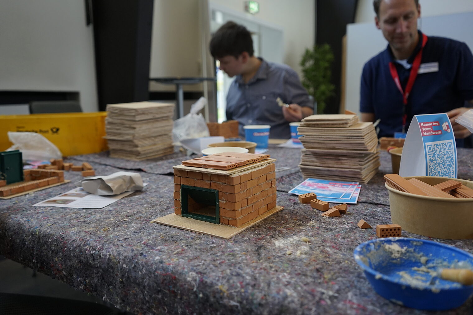 Stein auf Stein entsheht ein kleines Haus - fast wie bei den Maurern. 