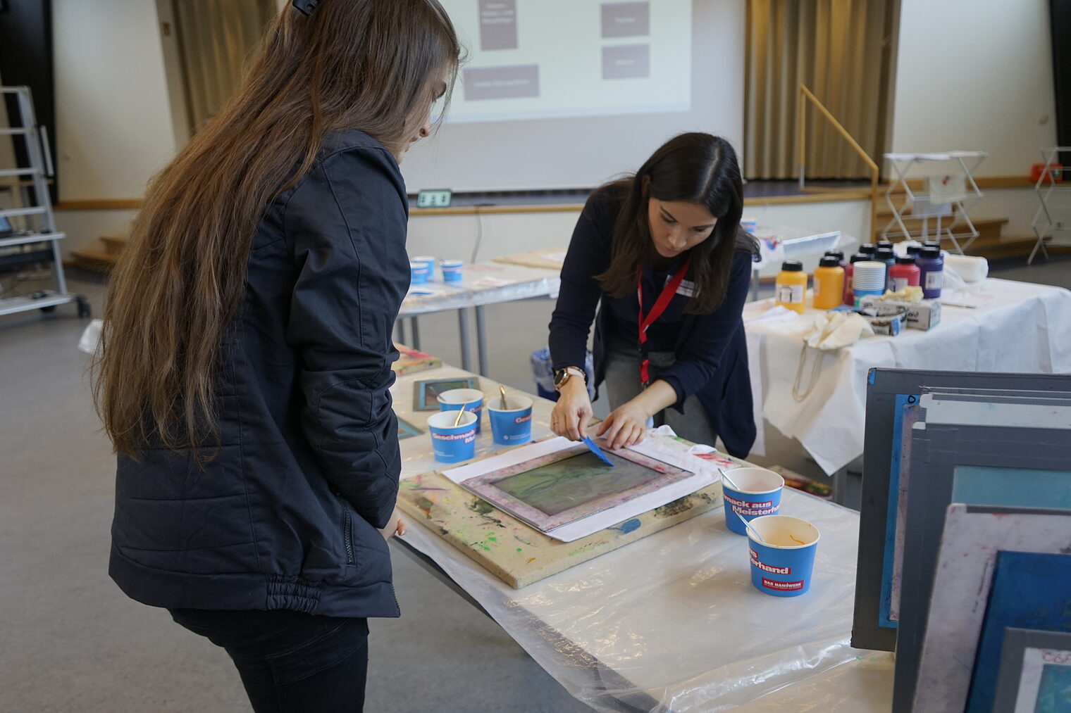 Kreativ und stylisch: bunte Taschen und T-Shirts im Siebdruckverfahren. 