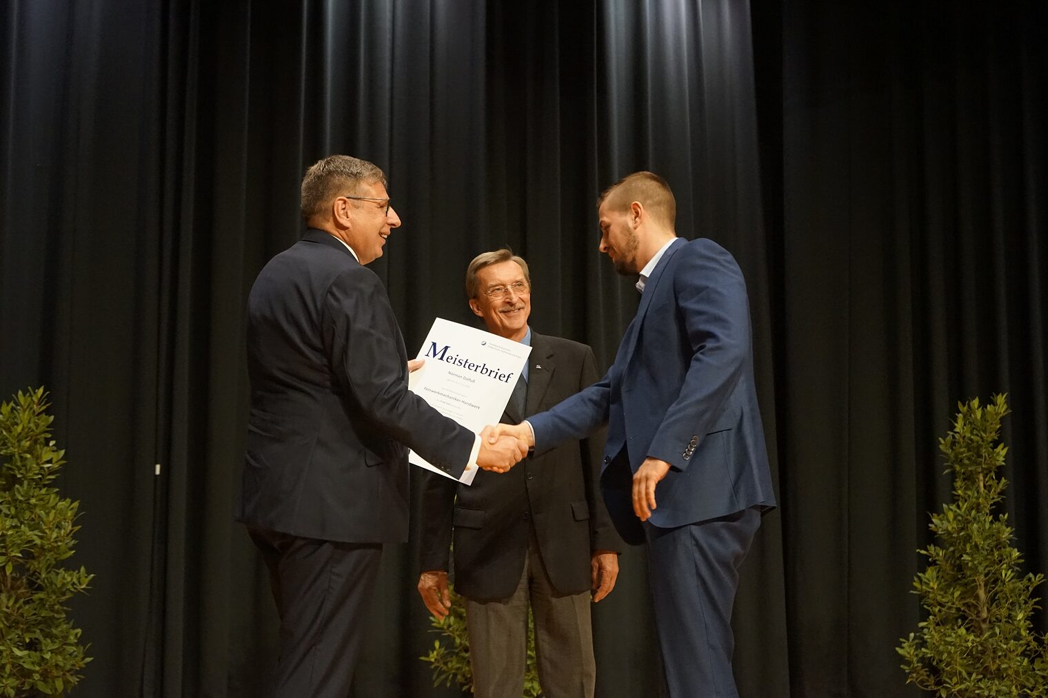 Erwin Kostyra (Mitte), Präsident der Bundesverbands Metall, und Delfino Roman (li.), Präsident der Handwerkskammer Hildesheim-Südniedersachsen, überreichen den Absolventen des BFM die Meisterbriefe in den metallverarbeitenden Handwerken. Erwin Kostyra (Mitte), Präsident der Bundesverbands Metall, und Delfino Roman (li.), Präsident der Handwerkskammer Hildesheim-Südniedersachsen, überreichen den Absolventen des BFM die Meisterbriefe in den metallverarbeitenden Handwerken.