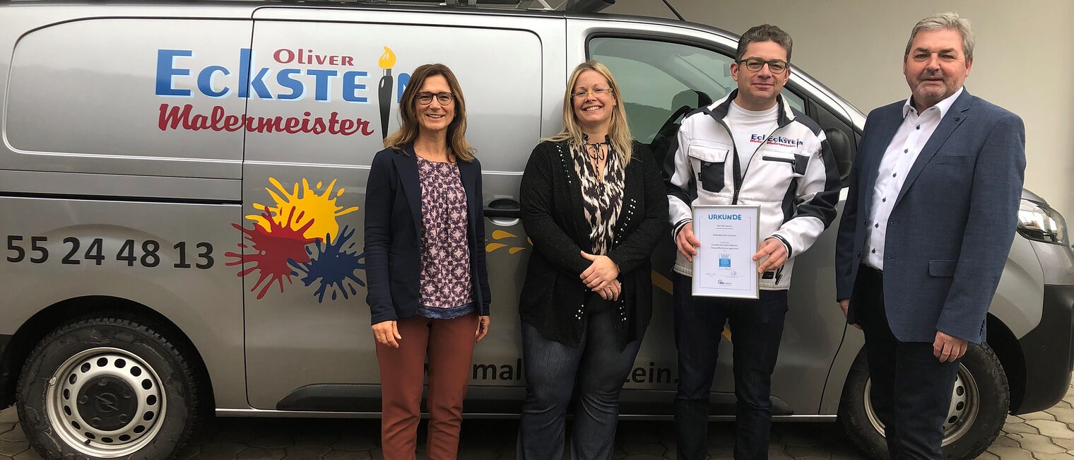 Das Harzer Unternehmerpaar Julia und Oliver Eckstein (Mitte) freut sich über die Auszeichnung ¿¿Exzellentes betriebliches Gesundheitsmanagement¿. Die Urkunde überreichten Kerstin Anger (links) und Uwe Kuhlmann (rechts) von der IKK classic.