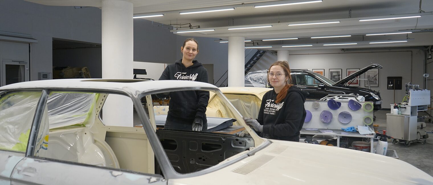 Betriebsinhaberin Elena Klett (li.) und ihre Auszubildende Sophie Potter. 