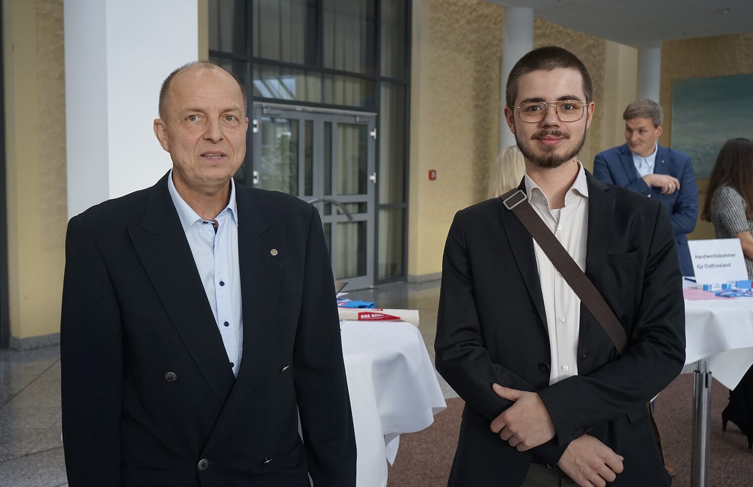 Christian Henning (re.) mit Stefan Milichovsky, Betriebsinhaber von Karosseriefachbetrieb Rüger GmbH