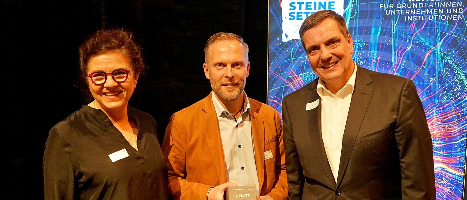 Leistungsstarke Brennstoffzellen aus Osterode: Eisenhuth-Geschäftsführer Toni Adamek (Mitte) und Dr. Thorsten Hickmann (re.) freuten sich mit Jury-Mitglied Anne Schütte (HWK-Beauftragte für Innovation und Technologie) über den 1. Platz in der Kategorie "Unternehmen über 20 Mitarbeiter". 